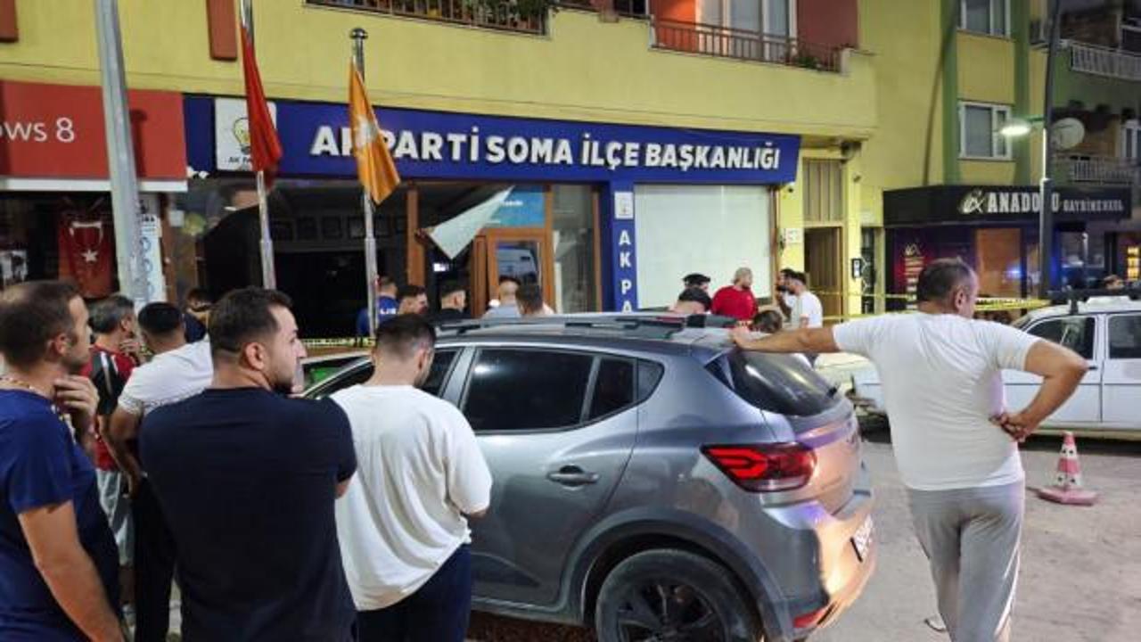 Freni boşalan otomobil AK Parti il&ccedil;e binasına daldı!