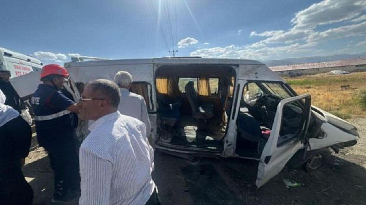 Hakkari'de minib&uuml;s r&ouml;gar &ccedil;ukuruna &ccedil;arptı 6 yaralı
