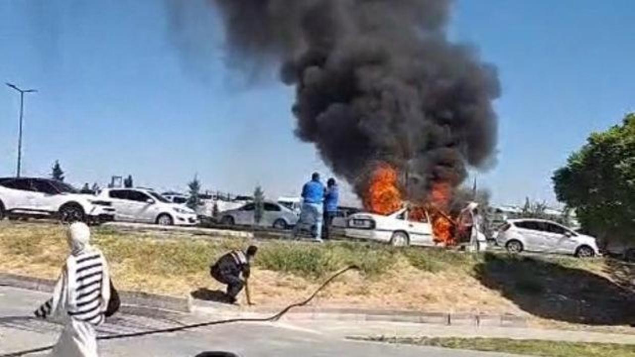 Hastane otoparkında yanan ara&ccedil; kullanılmaz hale geldi