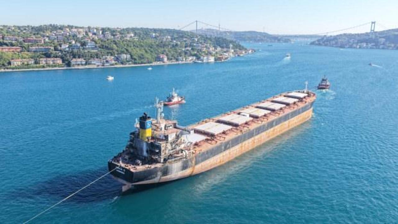 İHA saldırısına uğrayan gemi İstanbul Boğazı'ndan ge&ccedil;ti