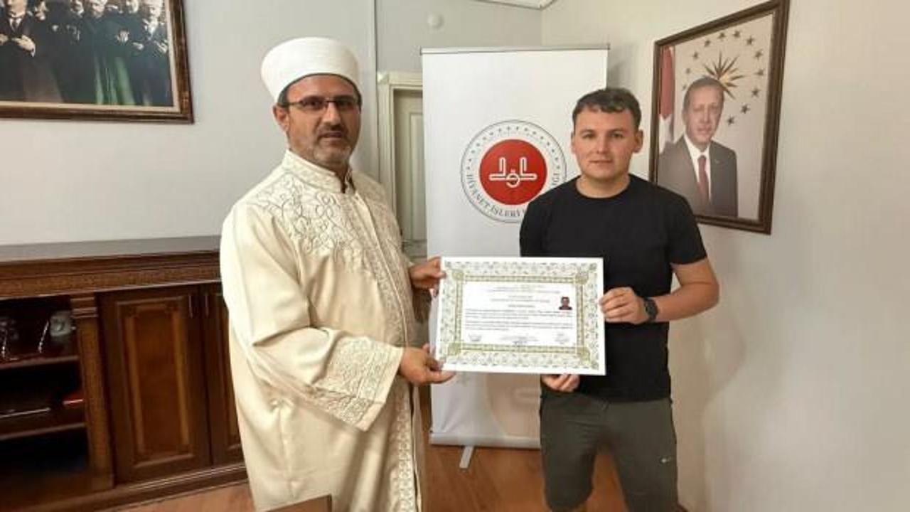 İrlandalı gen&ccedil; bayram namazından etkilenerek M&uuml;sl&uuml;man oldu 