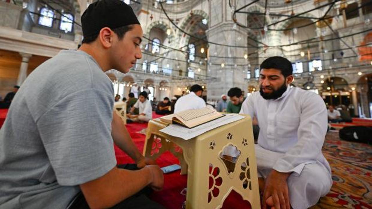 İstanbul'da 300 hafız "minder hatmi" yarışmasına katıldı