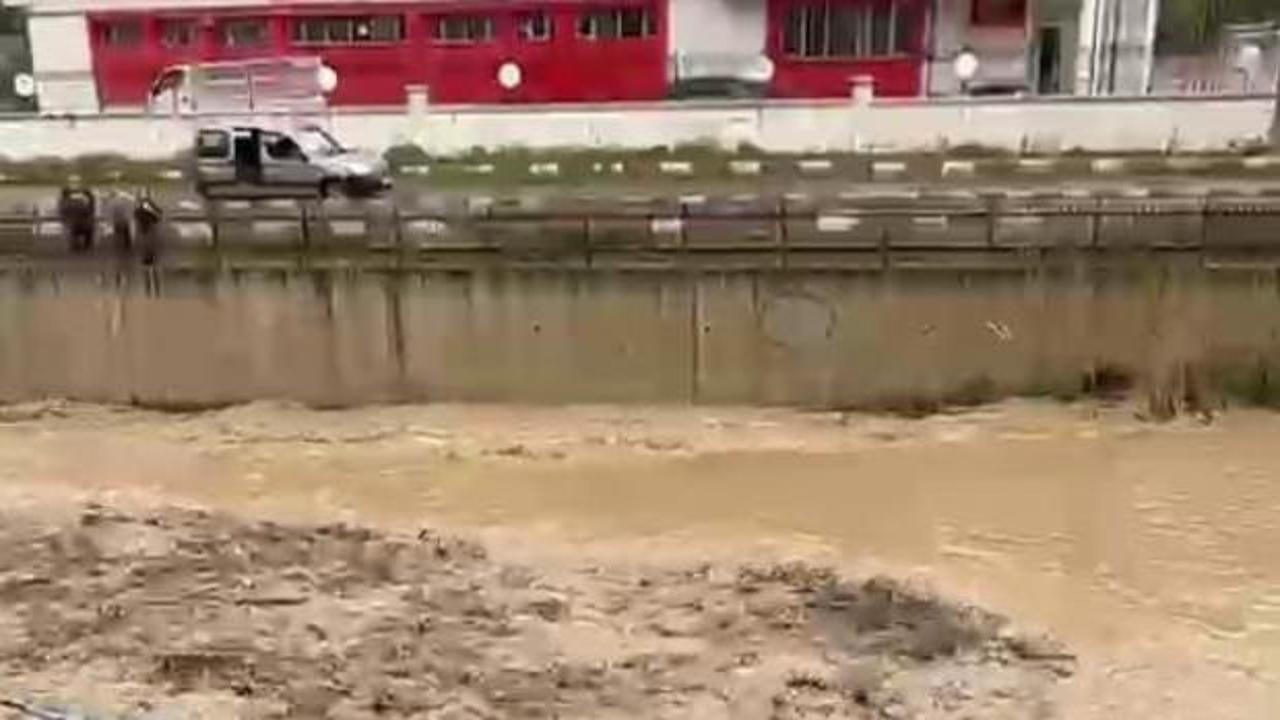 Karayolunu sel vurdu! Dereler taştı, bir ara&ccedil; mahsur kaldı