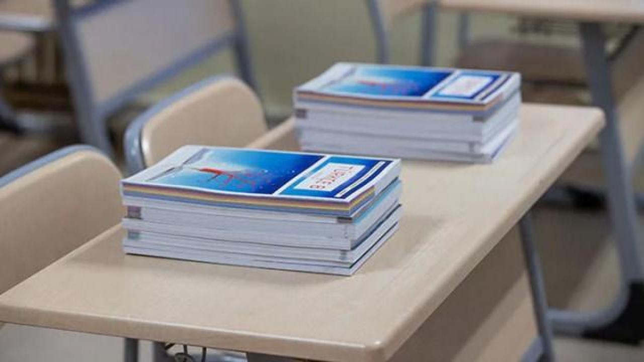 MEB'in &uuml;cretsiz ders kitapları okullardaki yerini aldı