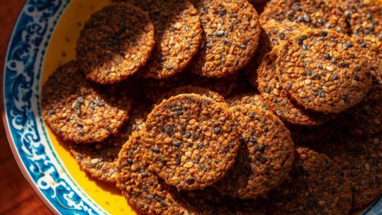 Mercimeği b&ouml;yle deneyin! Fırında &ccedil;ıtır &ccedil;ıtır kraker tarifi