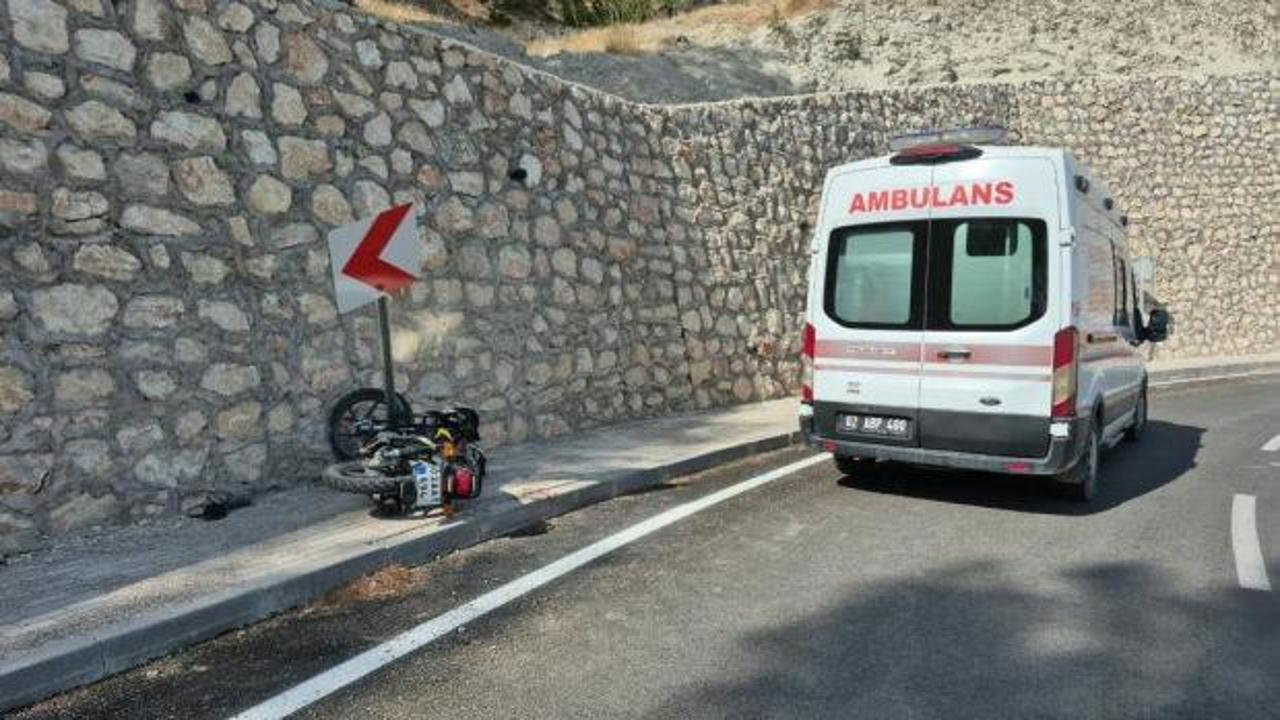 Motosiklet &ouml;nce y&ouml;n levhasına, sonra duvara &ccedil;arptı: 1 ağır yaralı