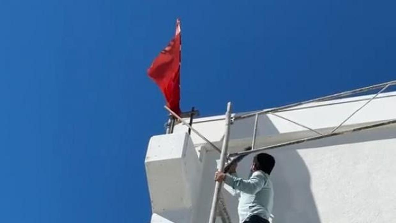 Nevşehir'de ters d&ouml;nen T&uuml;rk bayrağını g&ouml;r&uuml;nce i&ccedil;i rahat etmedi! 10 metre tırmandı 