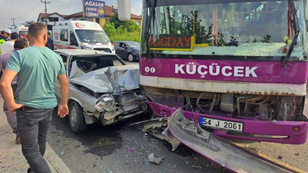 Sakarya'da halk otob&uuml;s&uuml; ile otomobil kafa kafaya &ccedil;arpıştı: 5 yaralı