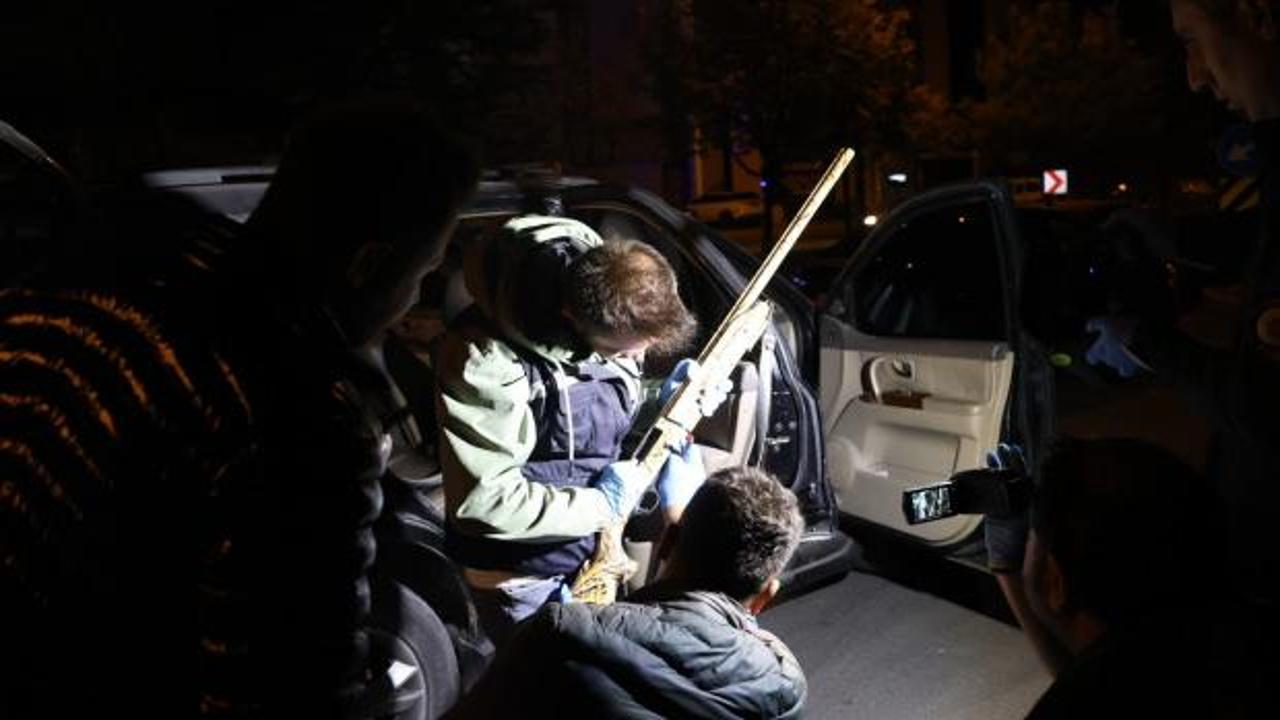Polisin ş&uuml;phe &uuml;zerine durdurduğu ara&ccedil;tan cinayet ş&uuml;phelileri &ccedil;ıktı