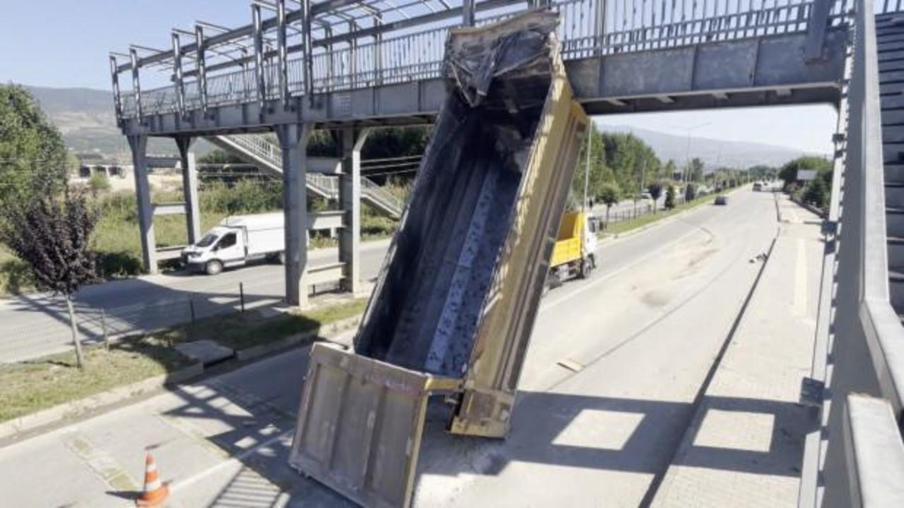 Tokat'ta korkutan kaza: Kamyonun kopan damperi &uuml;st ge&ccedil;itte asılı kaldı