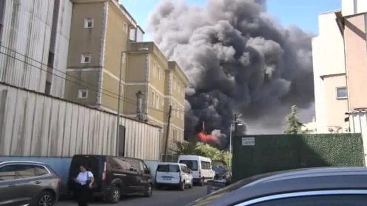 Tuzla'daki lojistik depoda büyük yangın: Alevler fabrikalara sıçradı