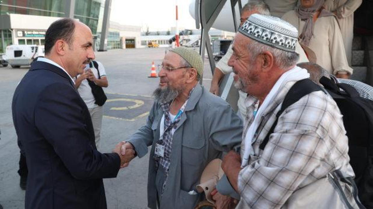 Vefa umresi ilk kafilesi d&ouml;nd&uuml;: Başkan Altay karşıladı