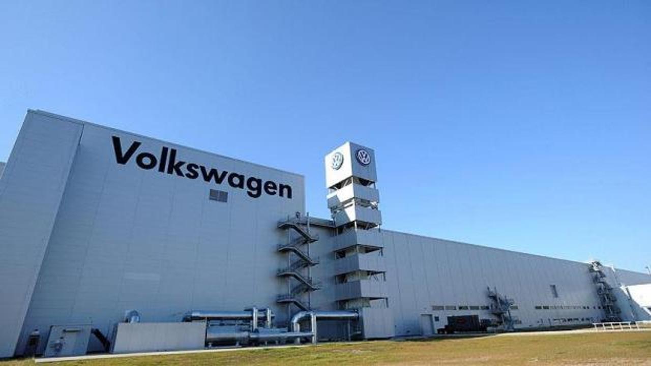 Volkswagen'de kriz b&uuml;y&uuml;yor! 4 fabrika kapanabilir: 50 bin kişi işini kaybedecek