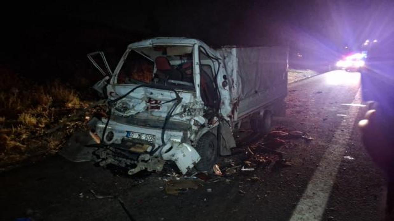 Adana'da feci kaza! Kamyonet, TIR&rsquo;a arkadan &ccedil;arptı: 2 &ouml;l&uuml;