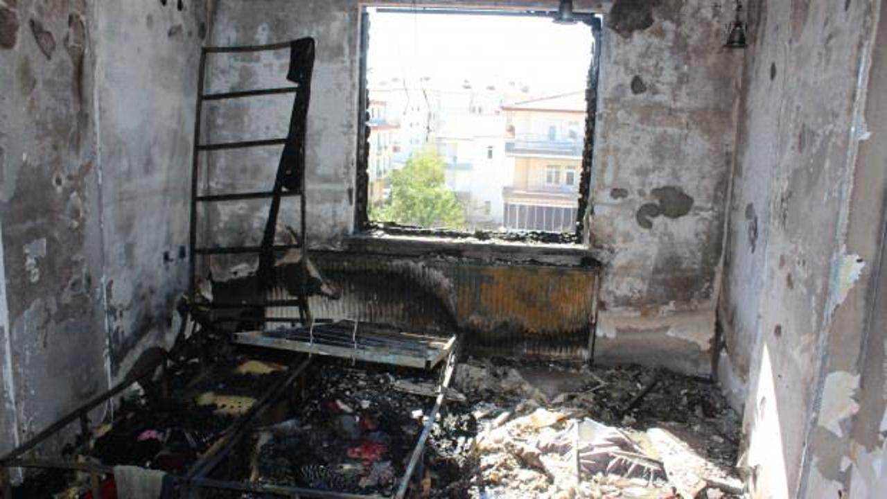 &Ccedil;akmakla oynayan 2 yaşındaki &ccedil;ocuk evi yaktı