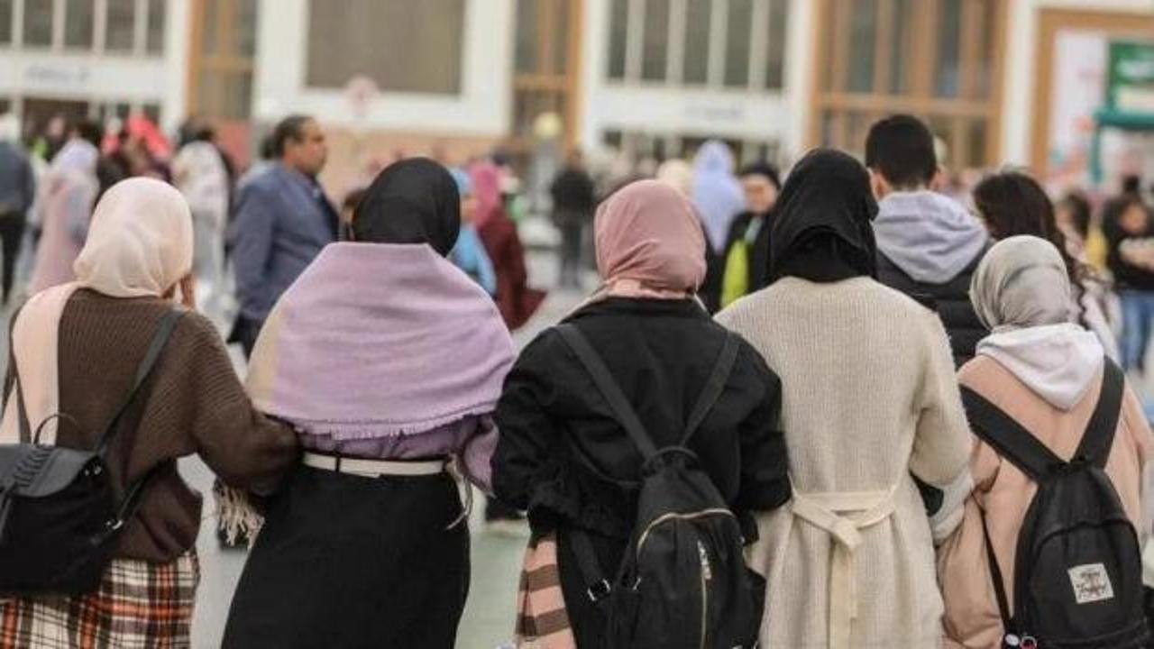 Avusturya'da baş&ouml;rt&uuml;s&uuml; yasağı başladı