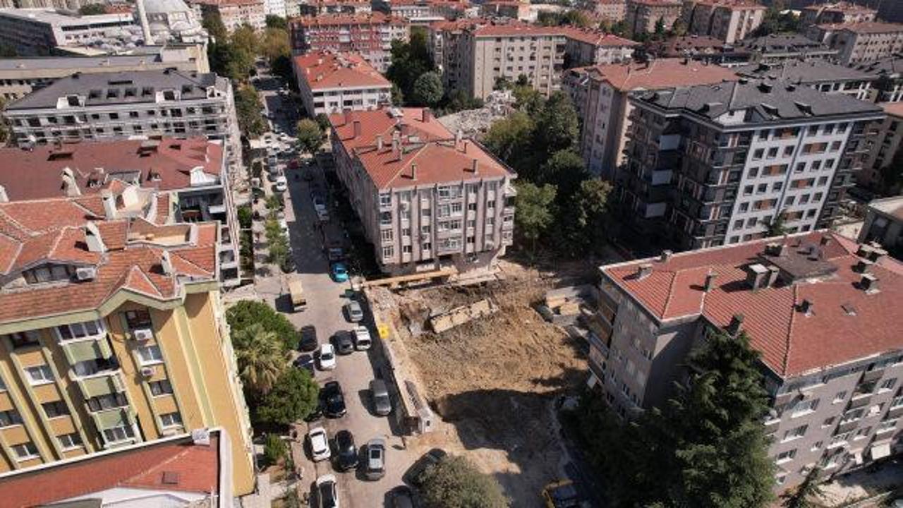 Bah&ccedil;elievler'de 5 katlı binanın istinat duvarı &ccedil;&ouml;kt&uuml;