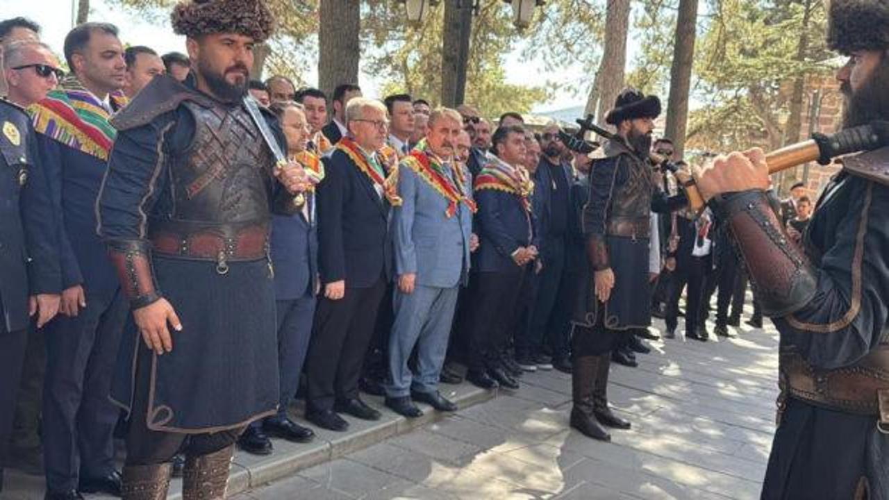 Bakan G&uuml;rlek, Ertuğrul Gazi T&uuml;rbesini ziyaret etti