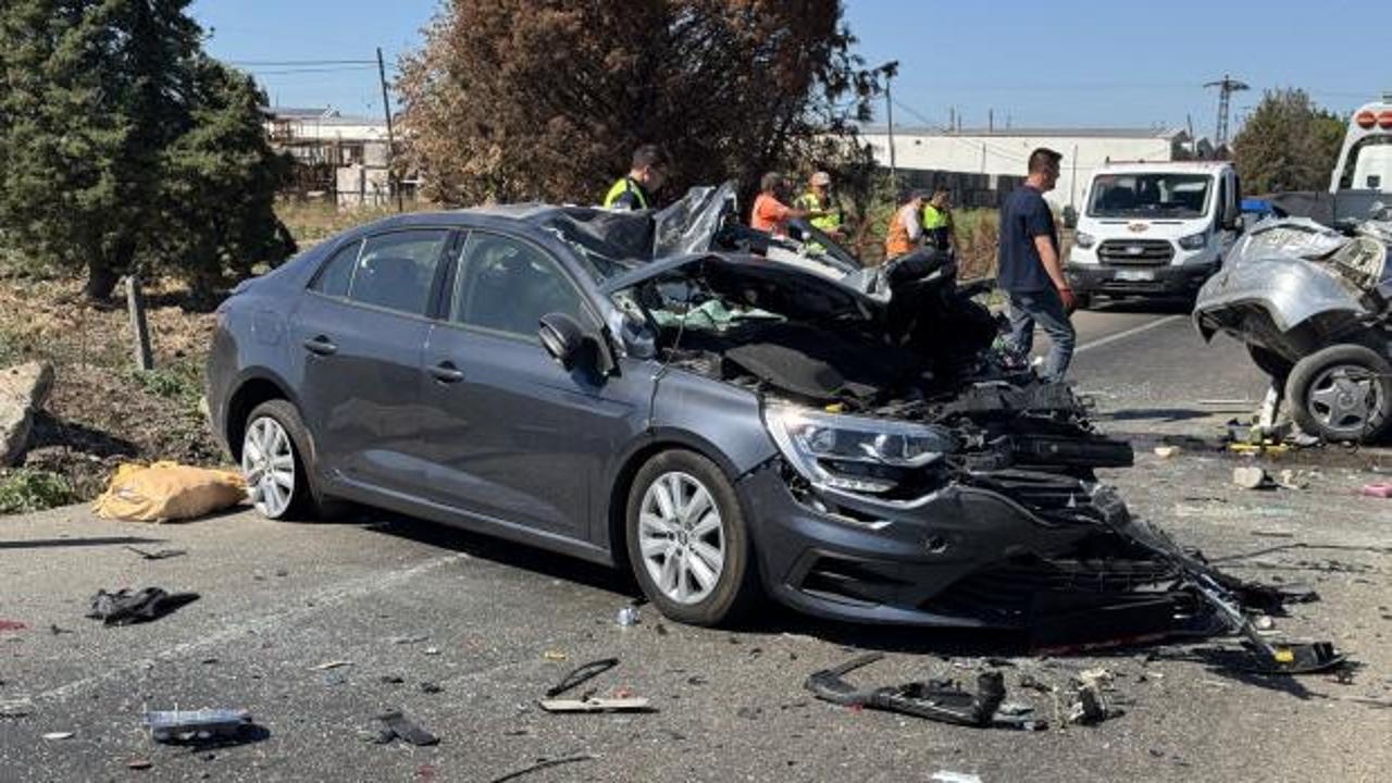 Balıkesir'de feci kaza! &Ouml;l&uuml; ve yaralılar var