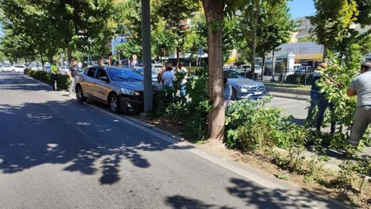 Batman'da kontrolden &ccedil;ıkan otomobil ağaca &ccedil;arptı: 1 yaralı