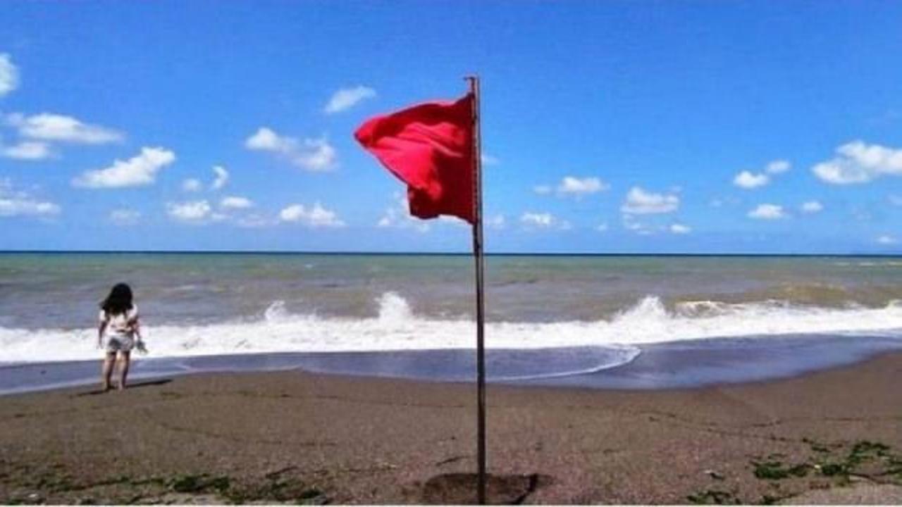 Bir kentte sahile kırmızı bayrak &ccedil;ekildi