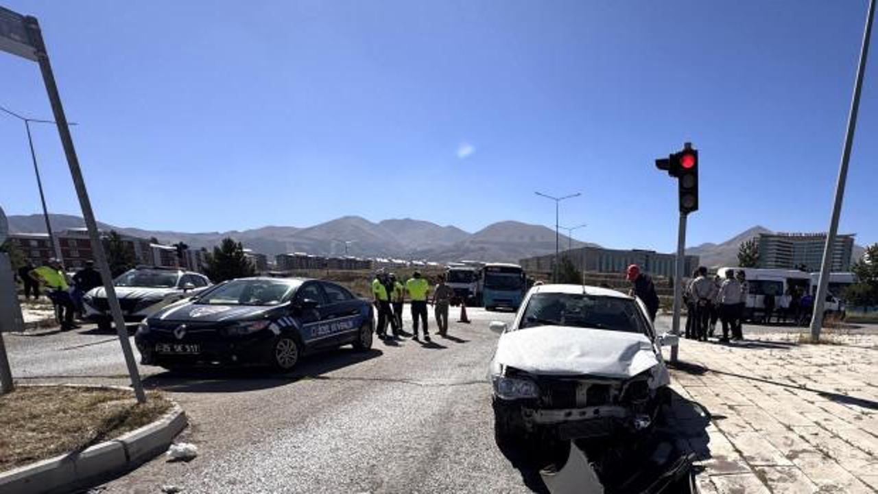 Erzurum'da cezaevi ring aracıyla otomobil çarpıştı: 9 yaralı