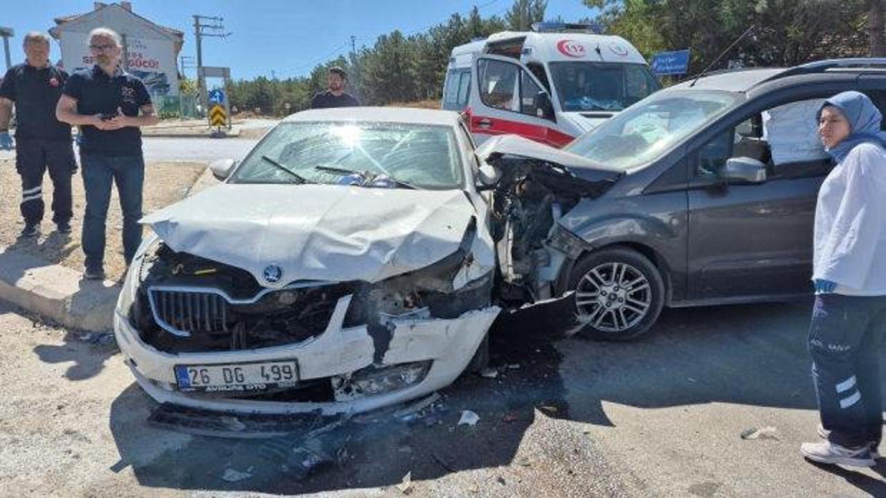 Eskişehir'de hafif ticari ara&ccedil; ile otomobil &ccedil;arpıştı: 3'&uuml; &ccedil;ocuk 7 yaralı