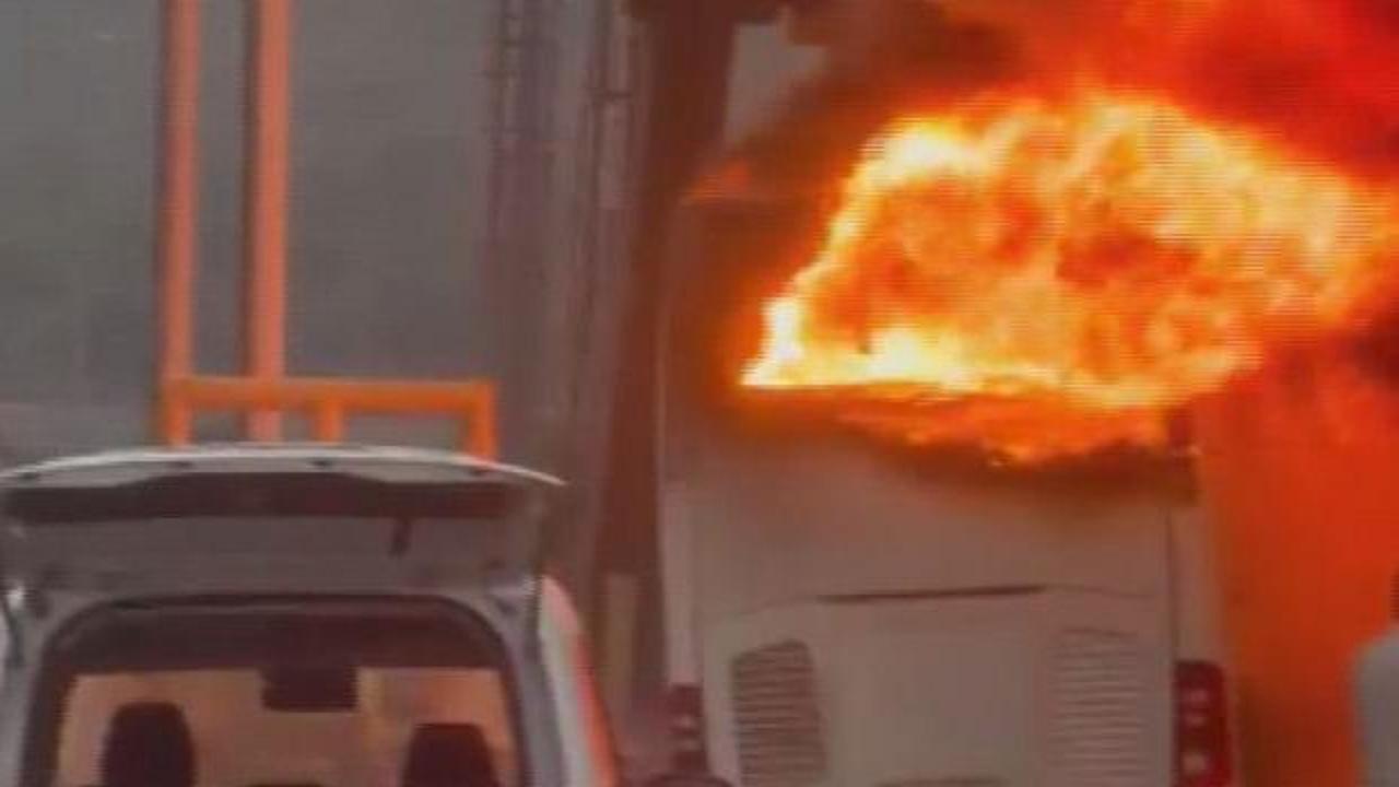 Ey&uuml;psultan'da otob&uuml;s alev alev yandı: 2 &ouml;l&uuml;, 4 yaralı