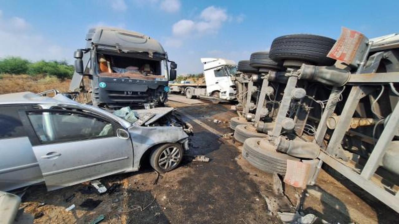 Karşı şeride ge&ccedil;en tır dehşet sa&ccedil;tı! 2 araca birden &ccedil;arptı: &Ouml;l&uuml; ve yaralılar var