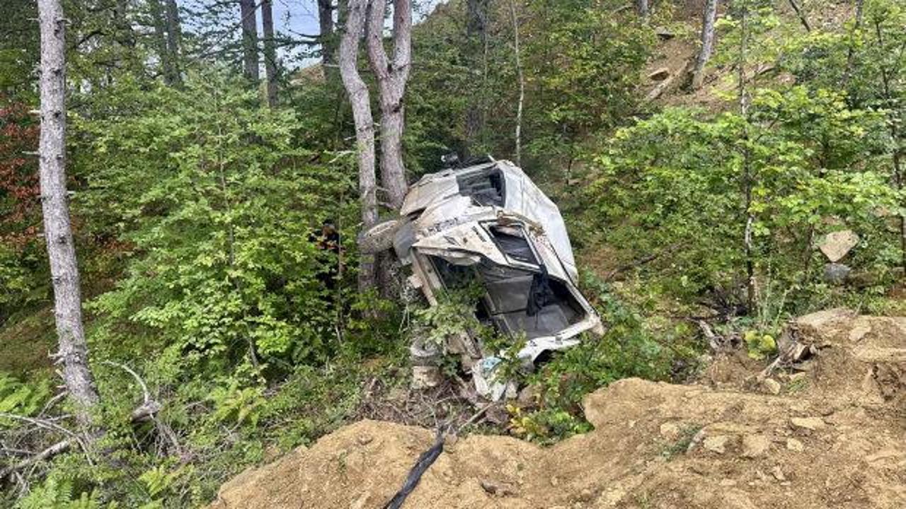 Kastamonu'da feci kaza! İş&ccedil;ileri taşıyan minib&uuml;s devrildi; 1 kişi &ouml;ld&uuml;, 4 kişi yaralandı