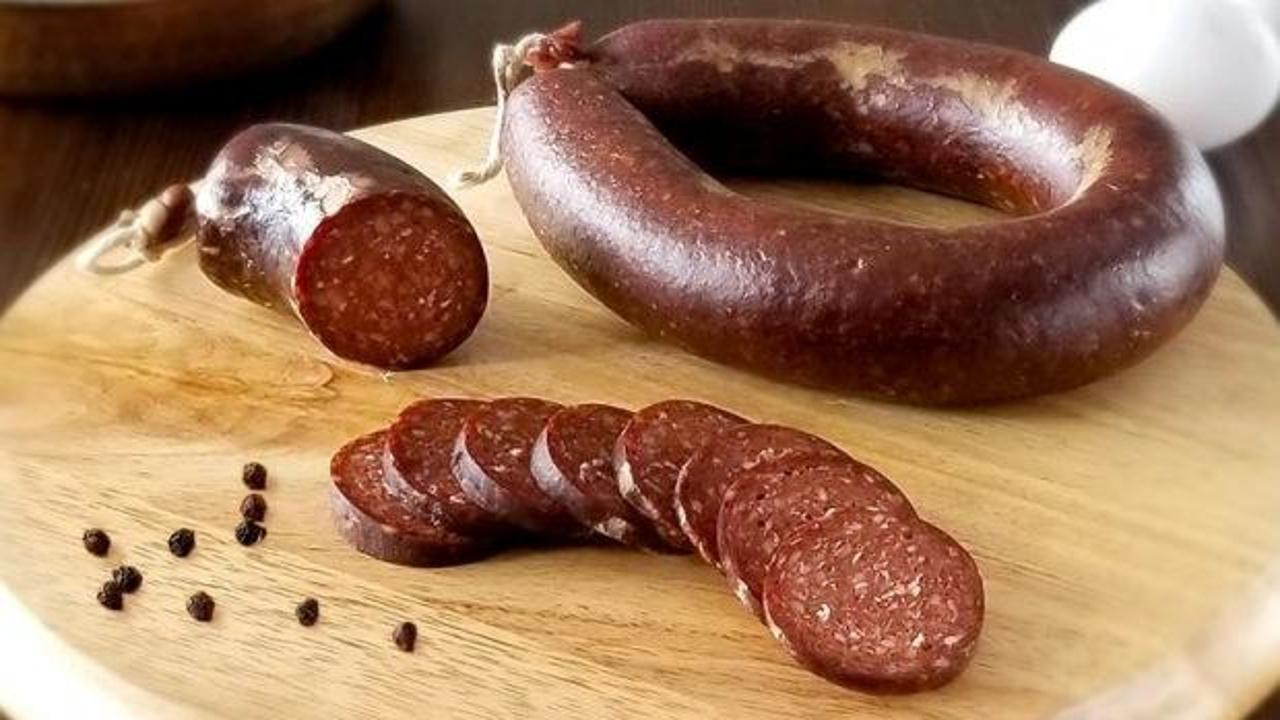 Sofraların &uuml;nl&uuml; sucuk markasında usuls&uuml;zl&uuml;k: Şirketten a&ccedil;ıklama geldi!