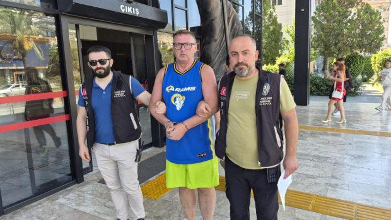 T&uuml;rk bayrağına t&uuml;k&uuml;ren İngiliz turist tutuklandı!