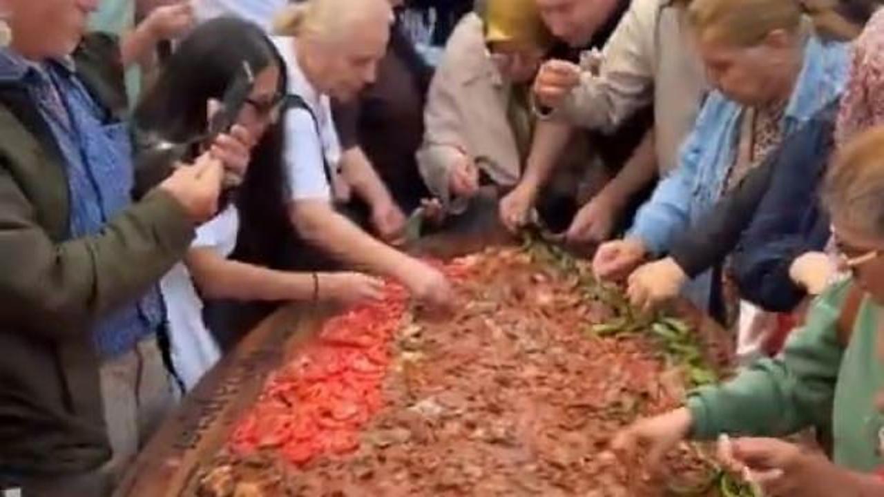 3 metrelik tepside İskender! G&ouml;ren koştu, 700 kişi b&ouml;yle yedi