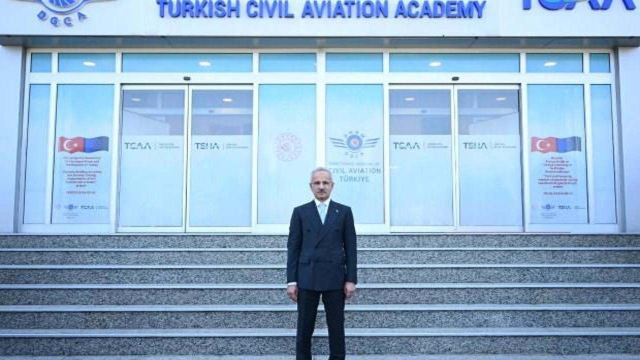 Bakan Uraloğlu, havacılıkta s&uuml;rd&uuml;r&uuml;lebilir yakıt hedeflerini a&ccedil;ıkladı