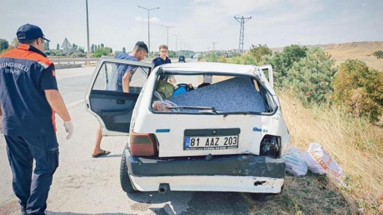 &Ccedil;orum'da hafif ticari ara&ccedil; ile otomobil &ccedil;arpıştı: 3 yaralı