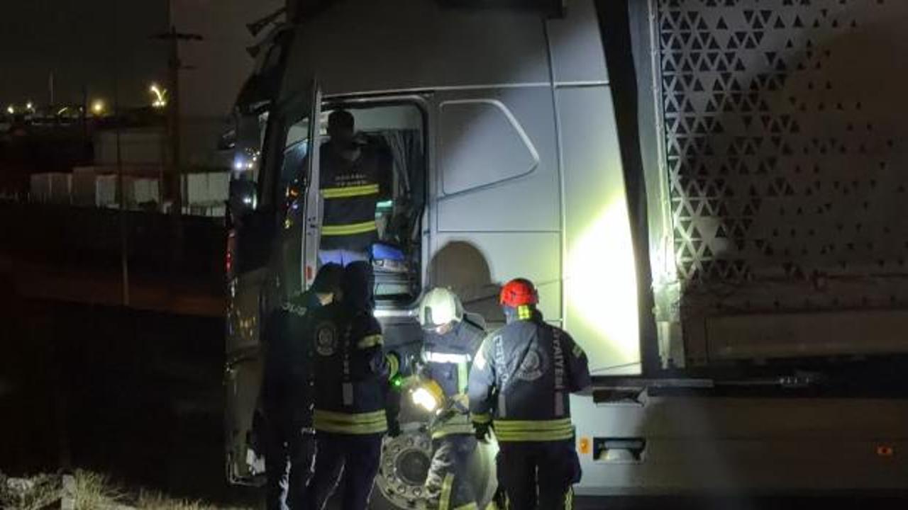 Kocaeli'de bariyerleri aşan TIR'ın s&uuml;r&uuml;c&uuml;s&uuml; kayıp