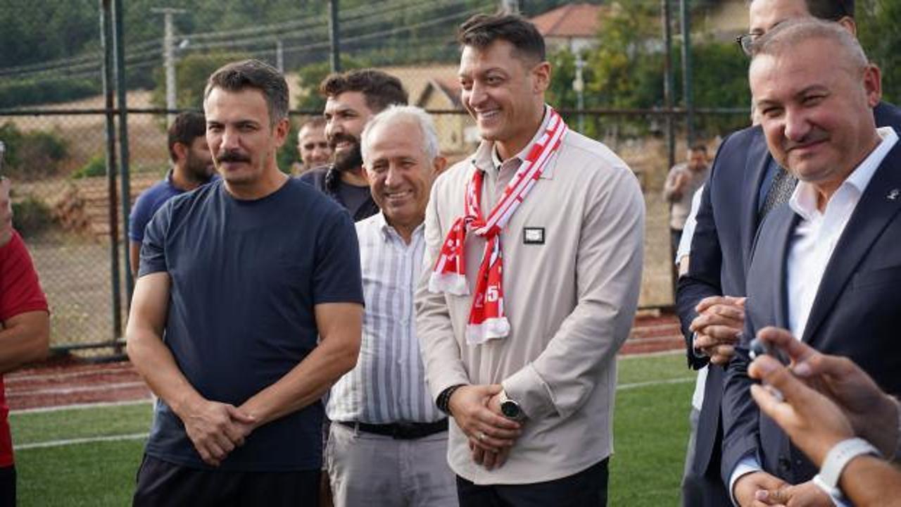 Mesut &Ouml;zil'den m&uuml;jde! 'Cumhurbaşkanımızın yolunda y&uuml;r&uuml;mek gurur veriyor' diyerek duyurdu