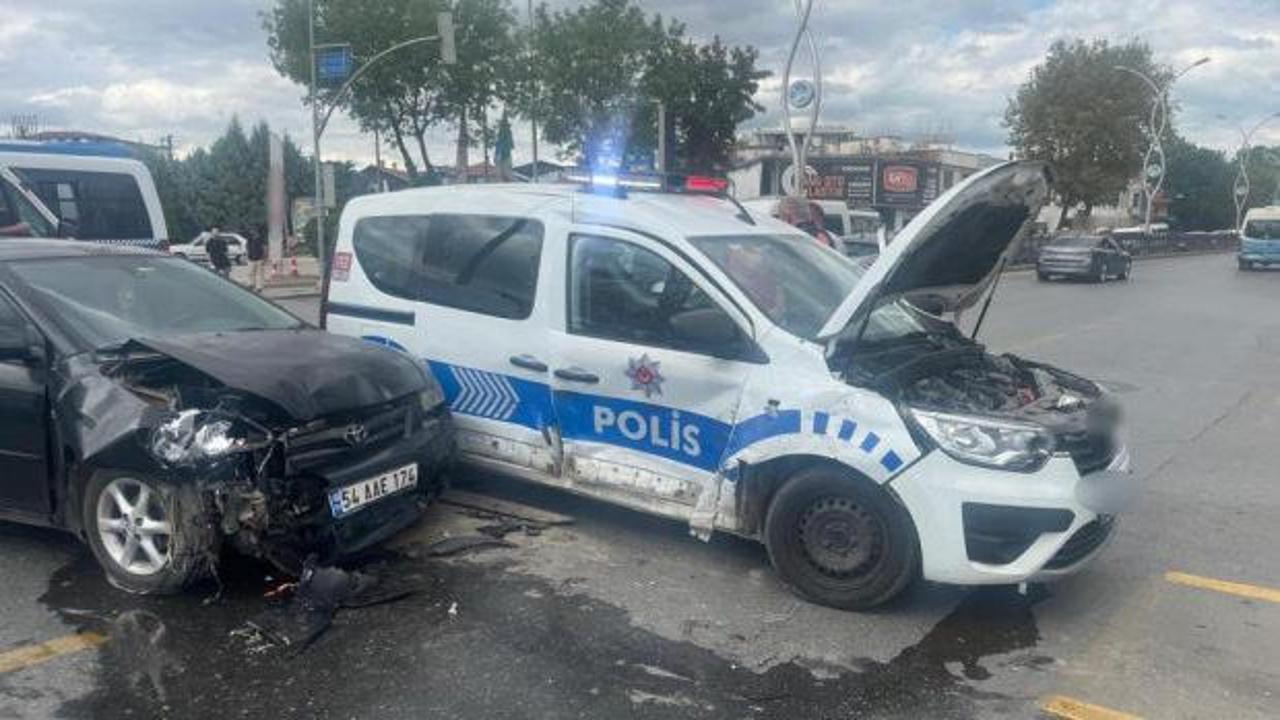 Polis aracı ile otomobil &ccedil;arpıştı: 2'si polis, 5 yaralı