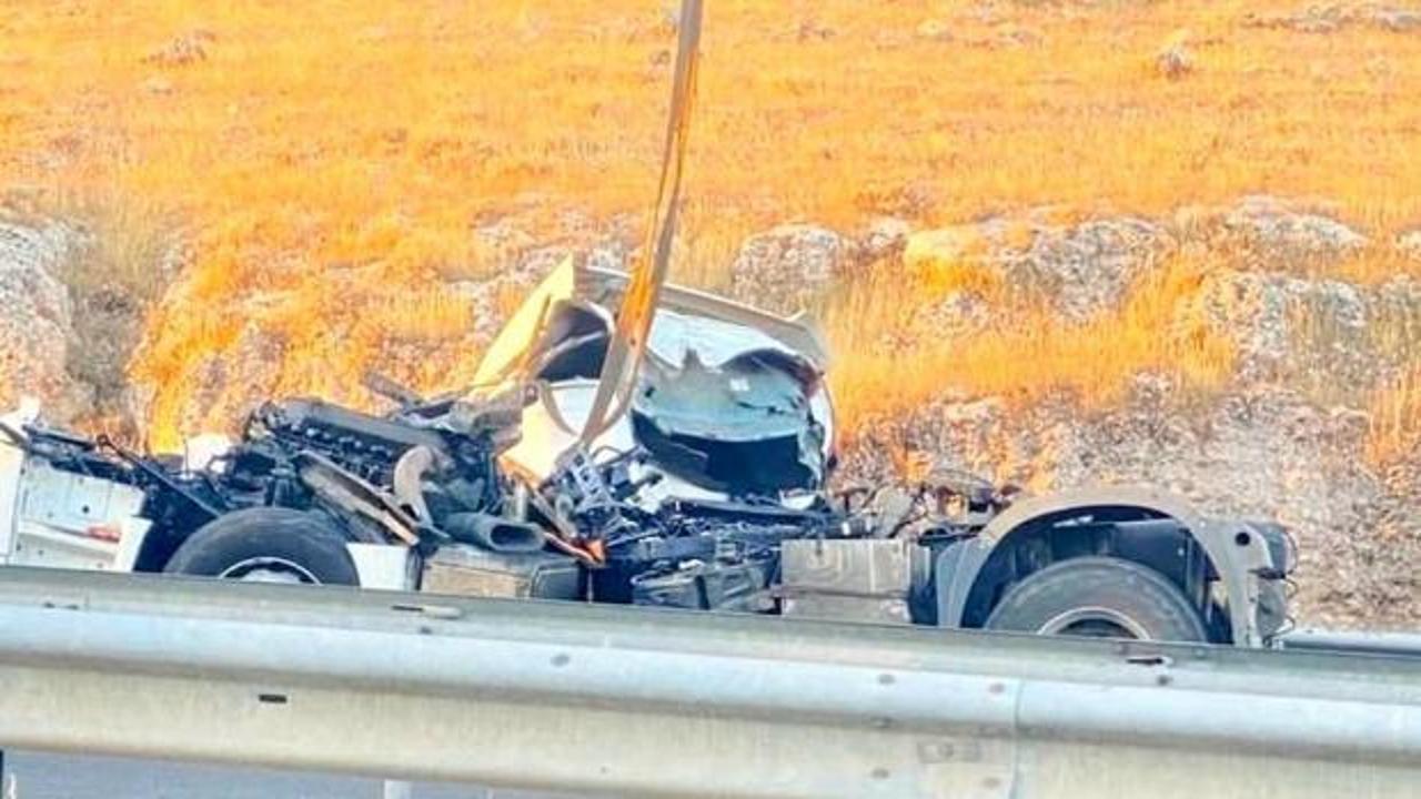 Şanlıurfa'da lastiği patlayan TIR &ouml;n&uuml;ndeki TIR&rsquo;a &ccedil;arptı: 1 &ouml;l&uuml;