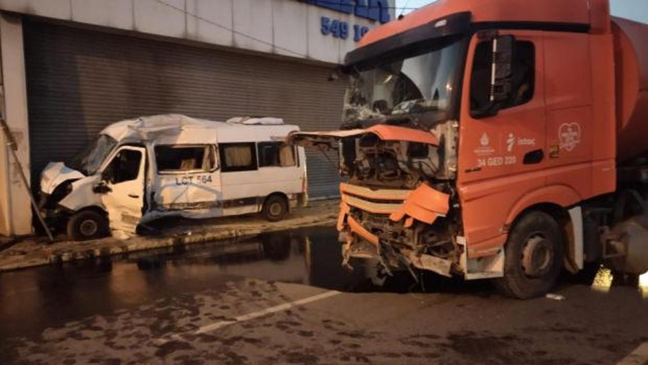 Servis minib&uuml;s&uuml; ile kamyon &ccedil;arpıştı!