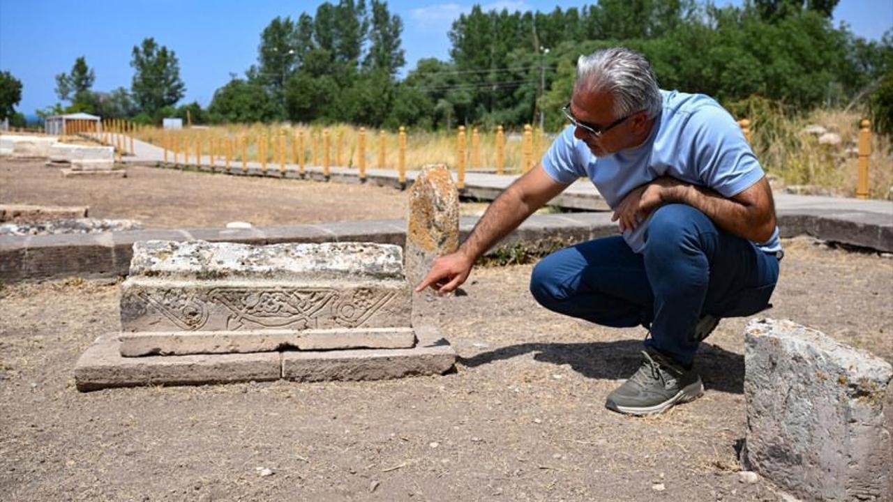 Gevaş Selçuklu Mezarlığı'nda çevgan motifli çocuk mezar taşı bulundu