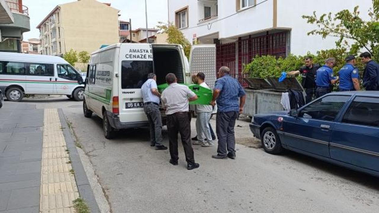 Yalnız yaşadığı evinde &ouml;l&uuml; bulundu