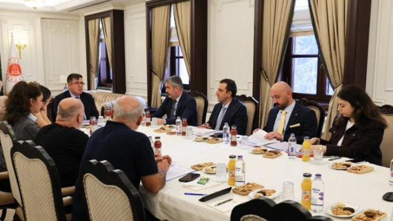 Adalet Bakan Yardımcısı Tuncay, 6 Şubat depremlerinde yakınlarını kaybedenlerle g&ouml;r&uuml;şt&uuml;