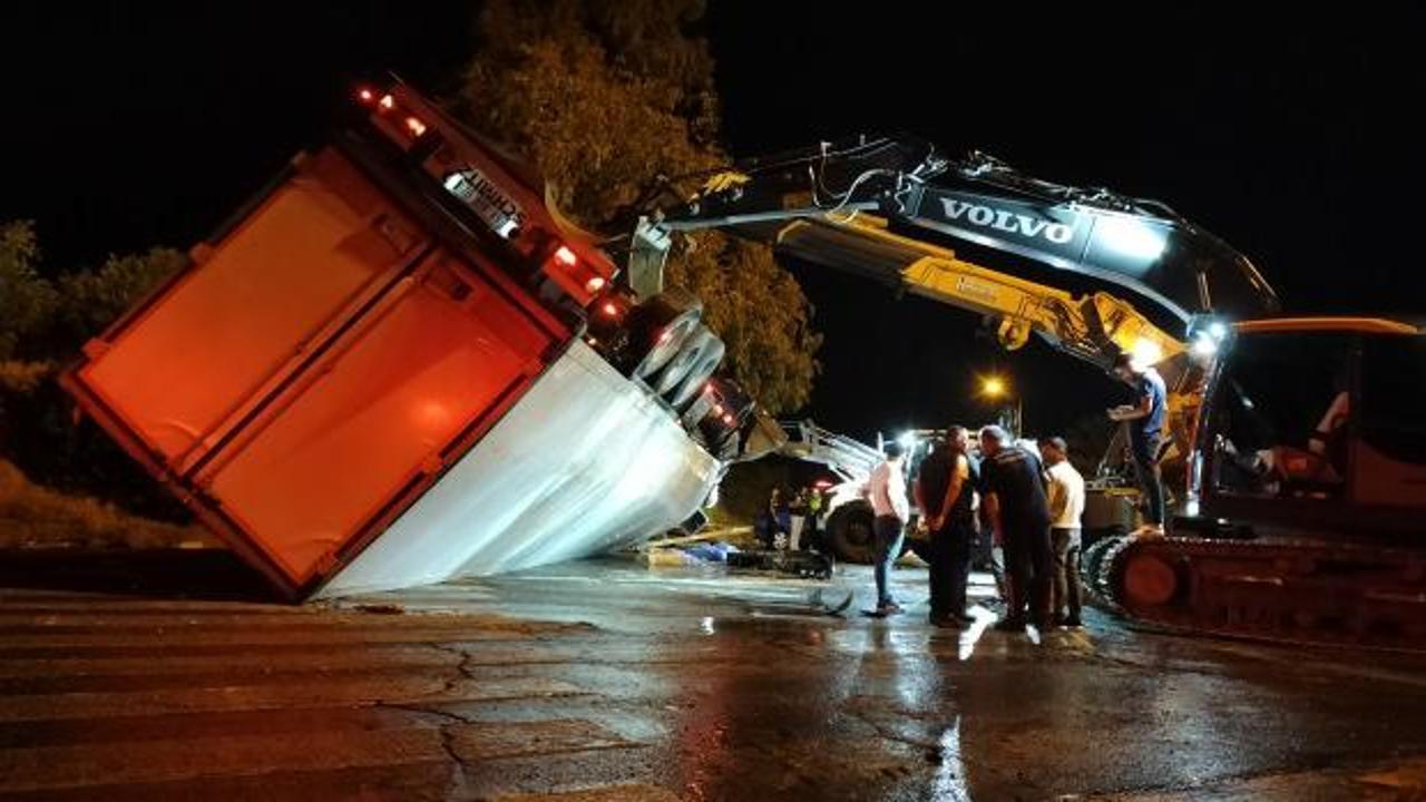 Antalya'da tırın altında kalan 2 kişi feci şekilde &ouml;ld&uuml;