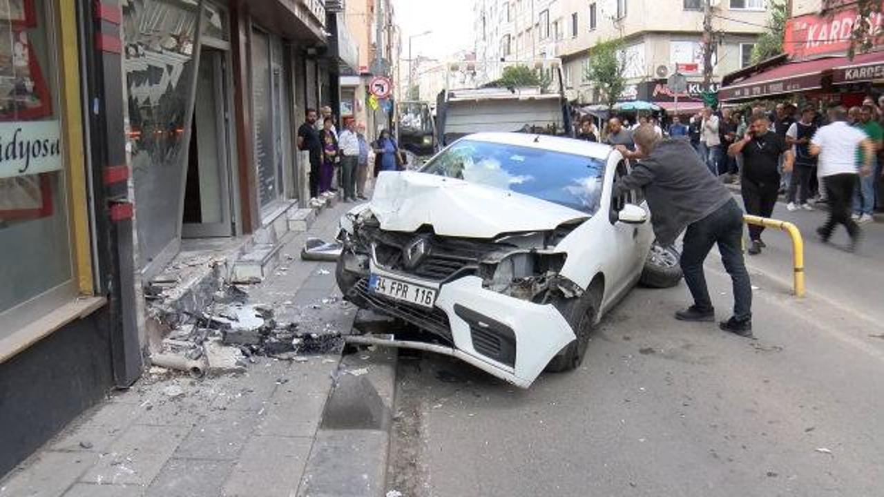 Bayrampaşa'da savrulan otomobil berber d&uuml;kkanına daldı: 2&rsquo;si ağır, 5 yaralı