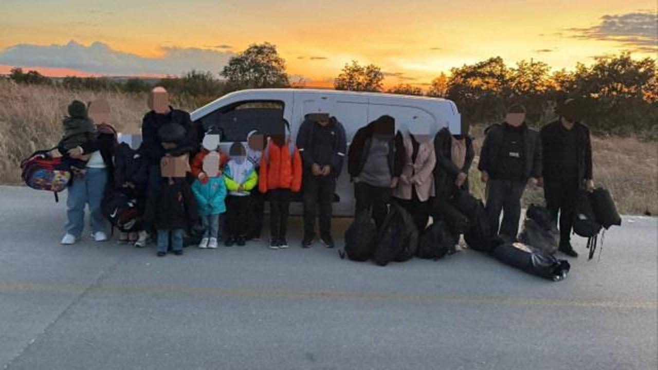 Edirne&rsquo;de durdurulan ara&ccedil;ta 15 ka&ccedil;ak g&ouml;&ccedil;men yakalandı