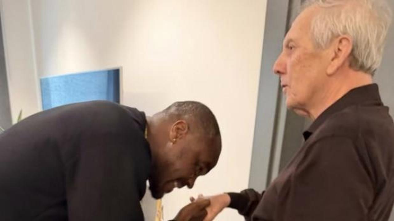 Emenike, Aziz Yıldırım'ı ziyaret etti ve elini &ouml;pt&uuml;