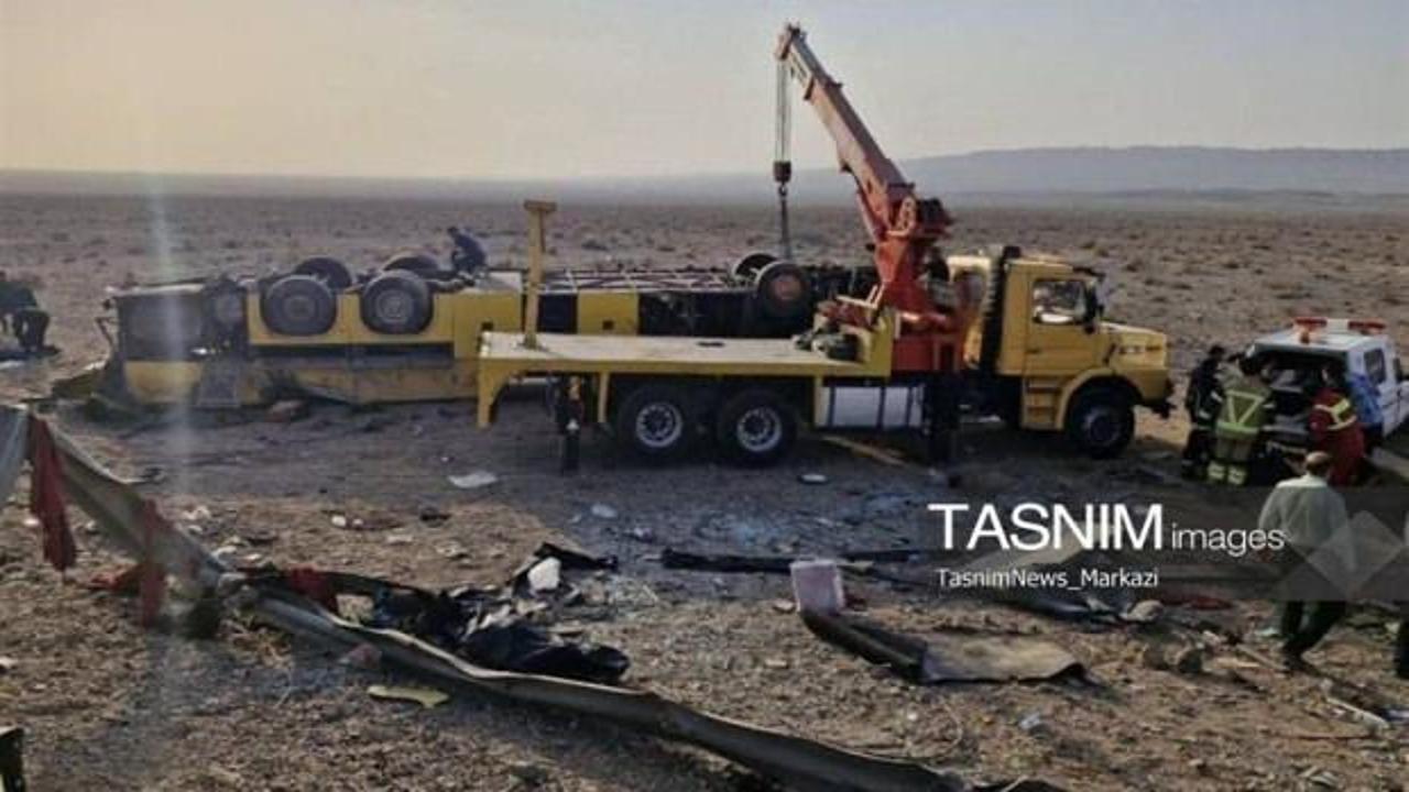 İran'da yolcu otob&uuml;s&uuml; devrildi: 11 &ouml;l&uuml;