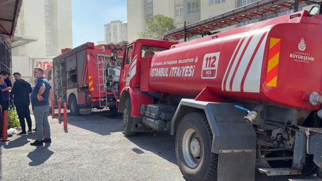 K&uuml;&ccedil;&uuml;k&ccedil;ekmece&rsquo;de elektrikli otomobil alev alev yandı! Bina tahliye edildi