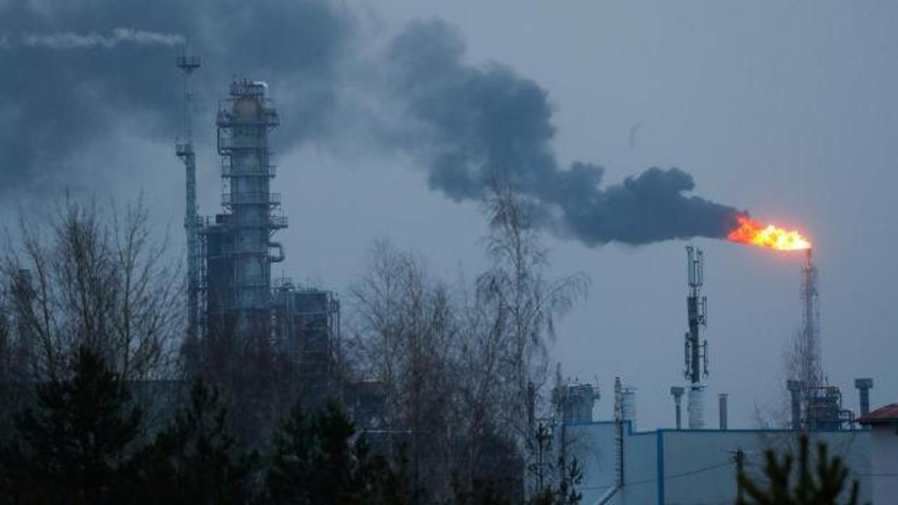 Rusya'da bir petrol rafinerisi faaliyetlerini durdurdu